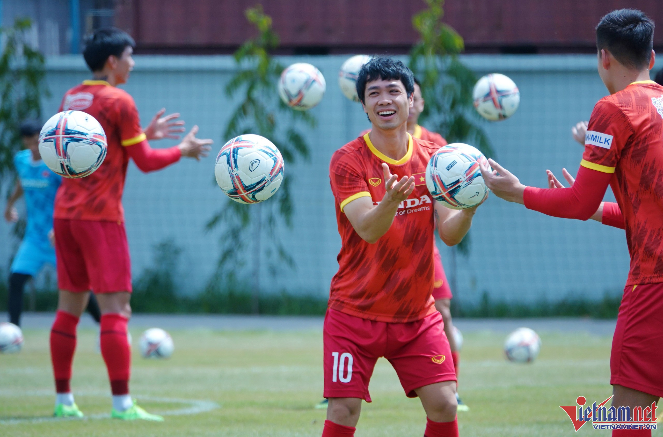 Tuyển Việt Nam 'phơi thóc', rèn chiến thuật đợi ra quân tại giải giao hữu quốc tế VFF