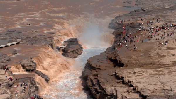 Du khách đổ đi xem thác 'vàng' trên sông Hoàng Hà 'gầm thét' mùa nước lớn