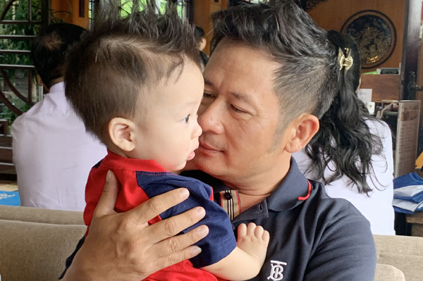 Làm bố tuổi gần 50, Bằng Kiều hạnh phúc vì con trai thứ 4 'như lộc trời cho'