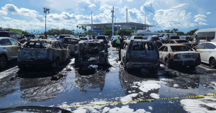 11 chiếc ô tô bị thiêu rụi tại bãi đỗ sân vận động