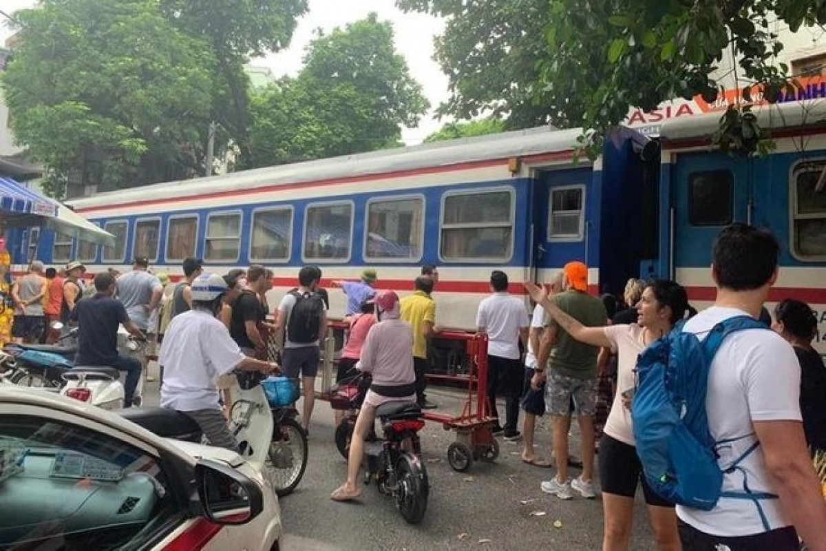 foreign traveller injured while posing for selfie on train street picture 1