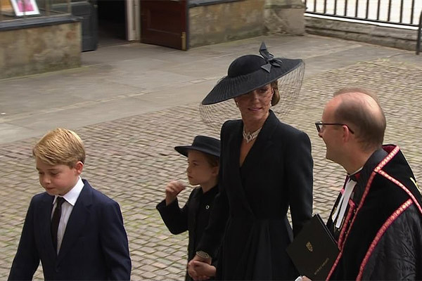 Hoàng tử George, Công chúa Charlotte nắm tay mẹ đến dự tang lễ Nữ hoàng Anh