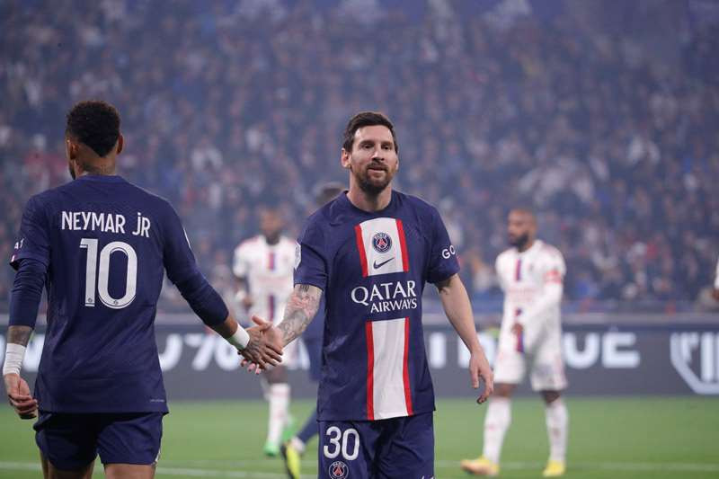 Messi ghi tuyệt phẩm, PSG chễm chệ đỉnh bảng