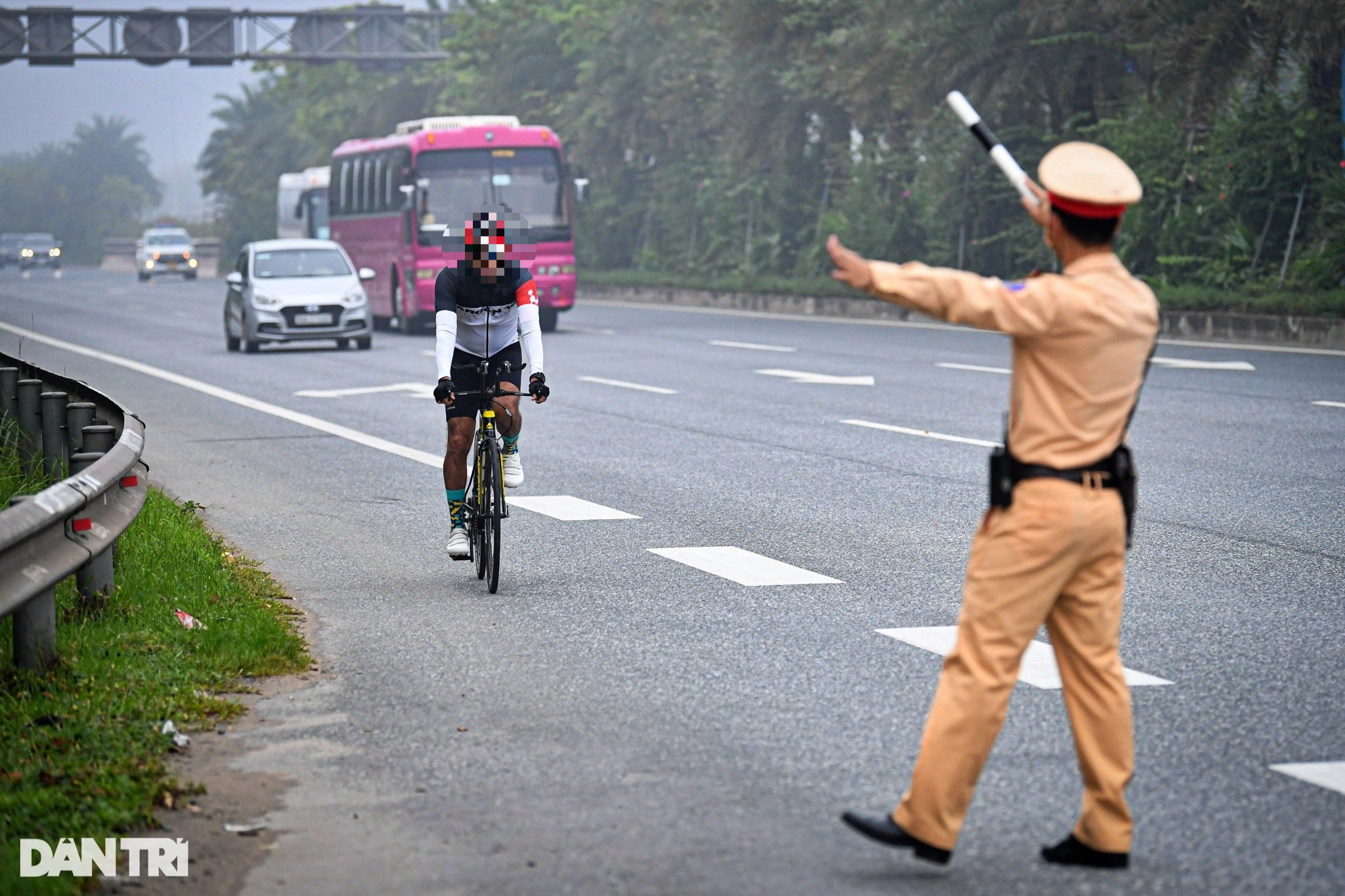 Nháo nhào vác xe đạp bỏ chạy khi bị phát hiện đi vào làn đường 80km/h - 10