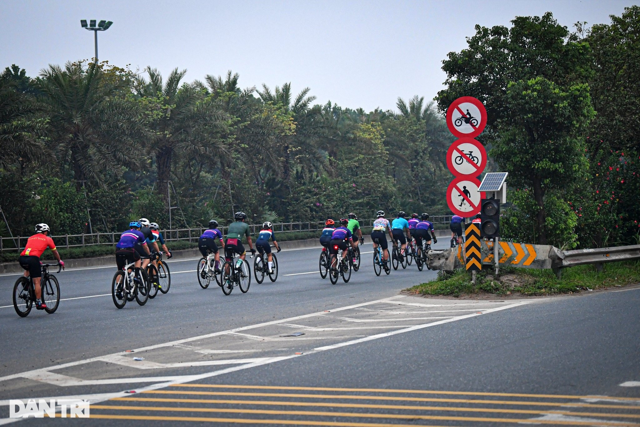 Nháo nhào vác xe đạp bỏ chạy khi bị phát hiện đi vào làn đường 80km/h - 3