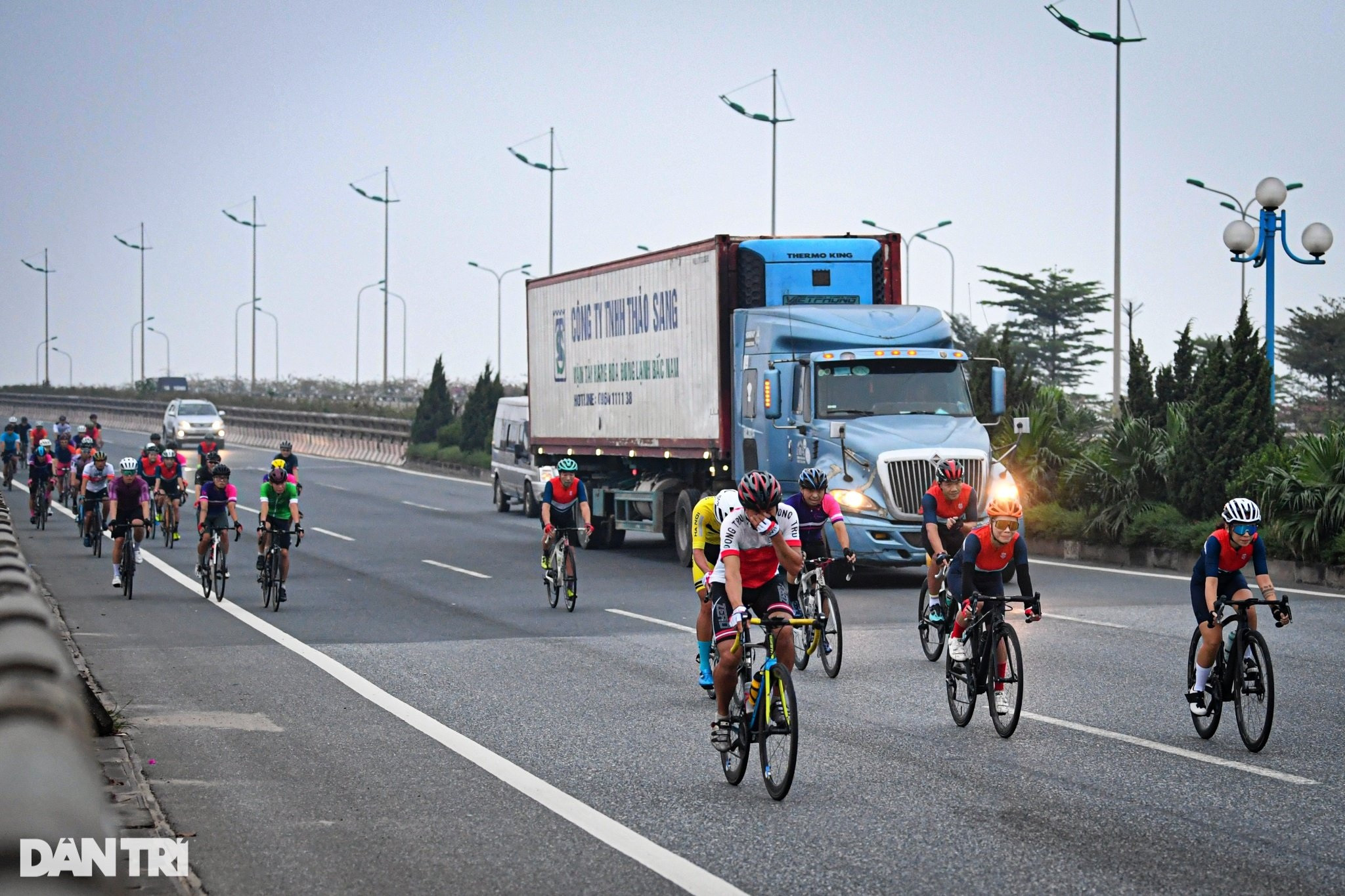 Nháo nhào vác xe đạp bỏ chạy khi bị phát hiện đi vào làn đường 80km/h - 9