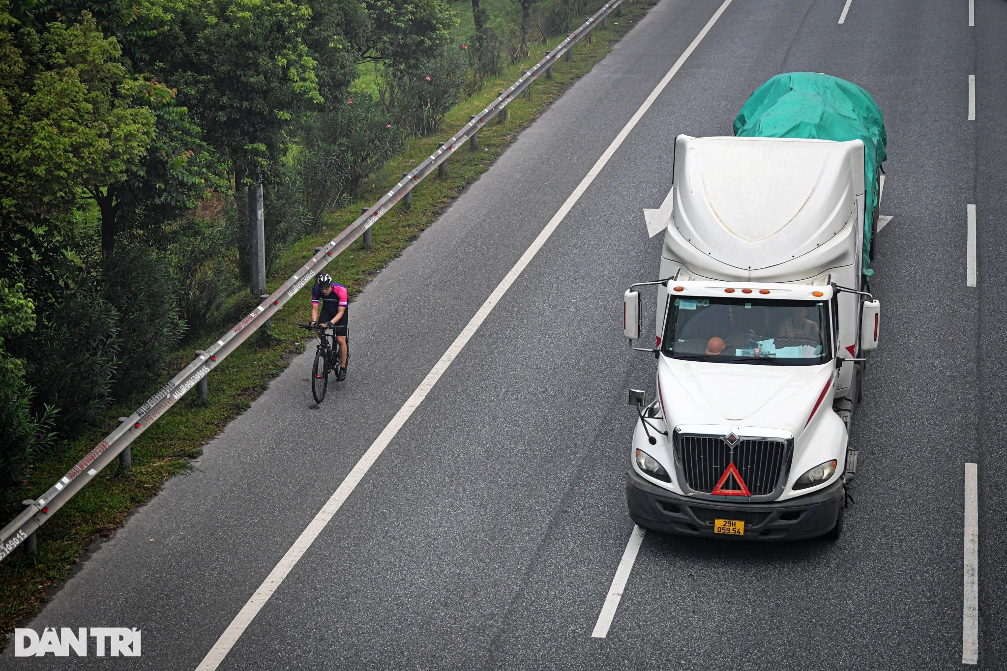 Nháo nhào vác xe đạp bỏ chạy khi bị phát hiện đi vào làn đường 80km/h - 8