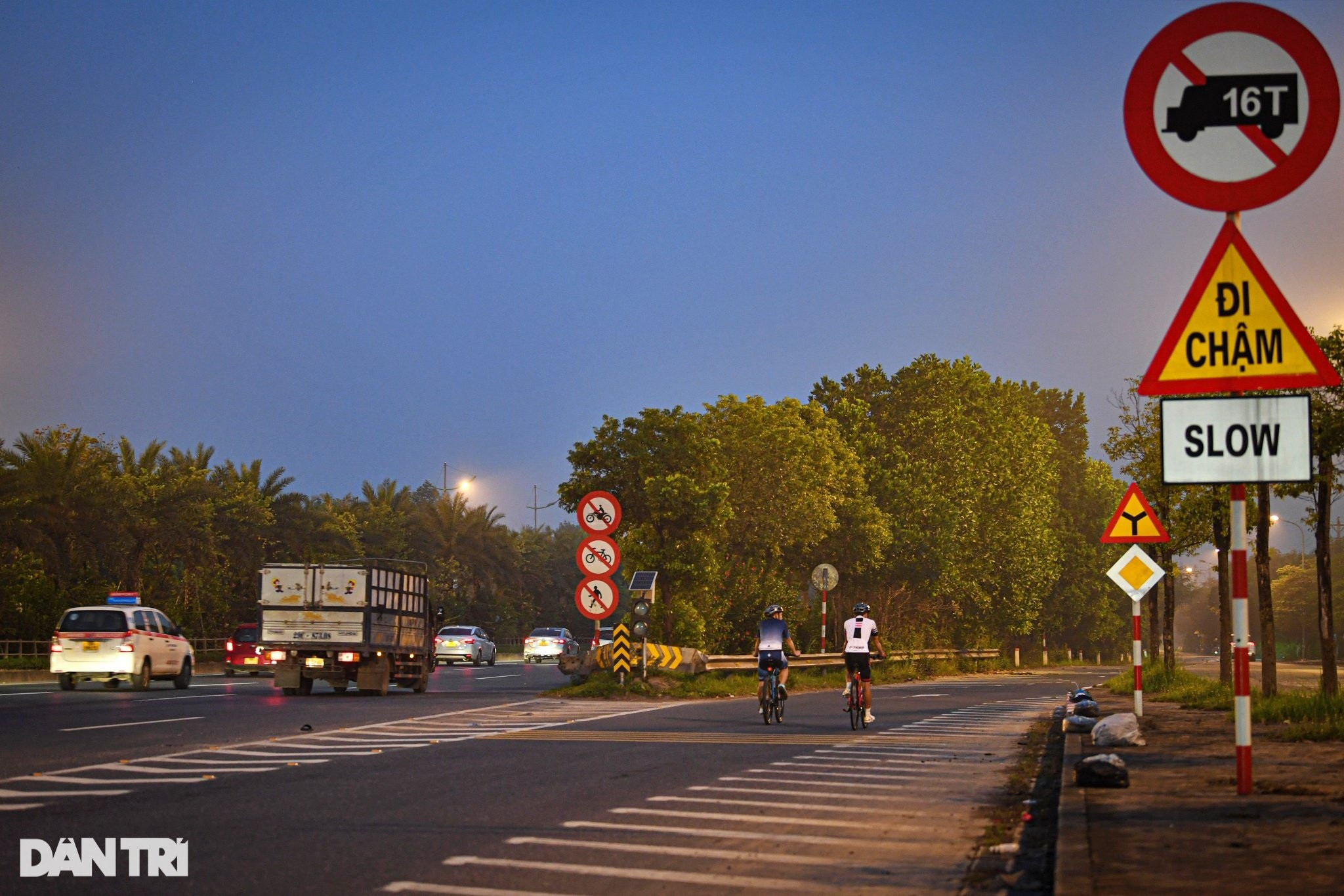 Nháo nhào vác xe đạp bỏ chạy khi bị phát hiện đi vào làn đường 80km/h - 2