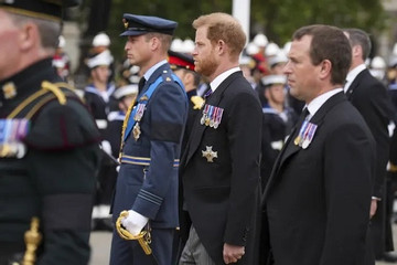 Hoàng tử Harry không mặc quân phục trong lễ tang Nữ hoàng Anh Elizabeth