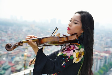 Nghệ sĩ violin Trịnh Minh Hiền thăng hoa cùng Quốc ca