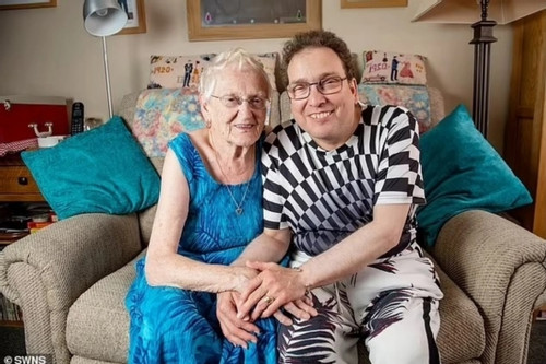 Hôn nhân hạnh phúc của cặp đôi vợ 87 tuổi, chồng 47 tuổi ở Anh