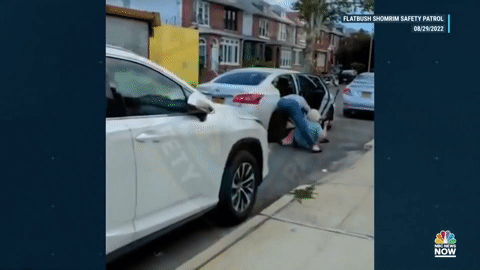 Cụ bà 78 tuổi bị tài xế taxi kéo xềnh xệch khỏi xe