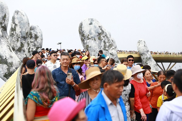 Bãi biển, khu du lịch Đà Nẵng đông kín khách chơi lễ 2/9