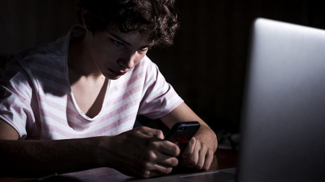 tram cam, mang xa hoi, tre vi thanh nien anh 3