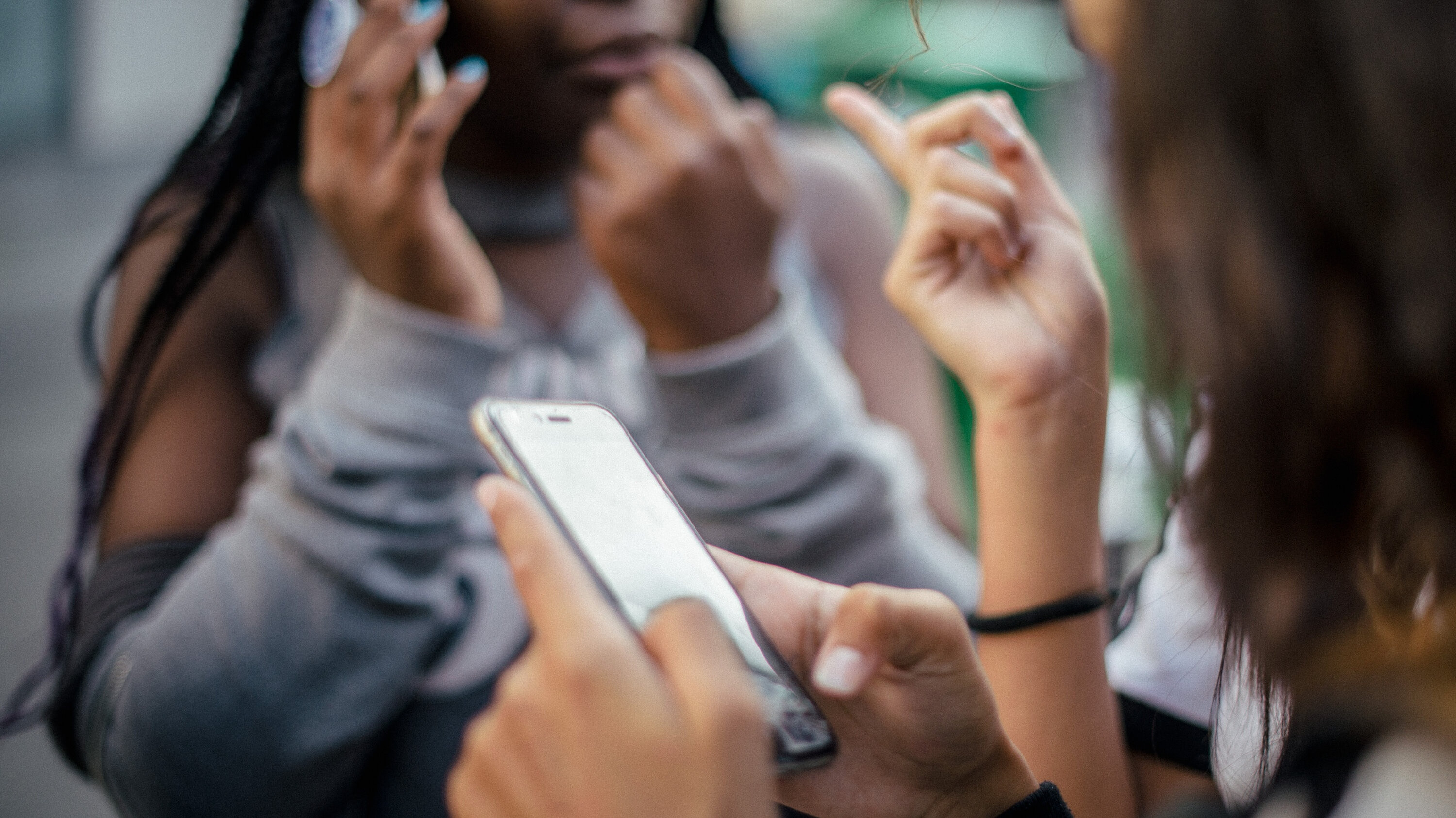 tram cam, mang xa hoi, tre vi thanh nien anh 1