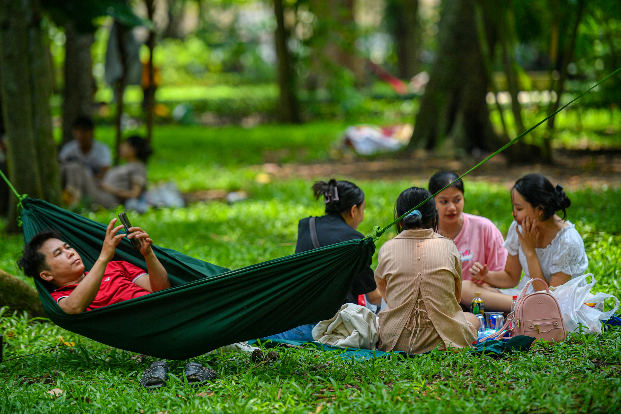 Đi chơi lễ, người dân dựng lều, mắc võng ngủ la liệt trong Thảo Cầm Viên