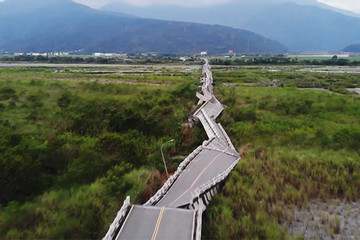 Cầu sập thành hình zíc zắc trong trận động đất mạnh 6,8 độ richter ở Đài Loan