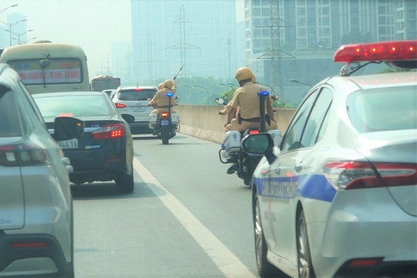 Ngày đầu gỡ ùn tắc trên Vành đai 3, CSGT liên tục nhắc nhở xe chiếm làn khẩn cấp