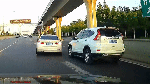 Chuyển làn đột ngột, tài xế gây họa cho xe đi sau