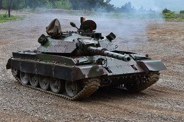 Slovenia gửi xe tăng cho Ukraine, đoàn nghị sĩ Đức tới vùng Donbass