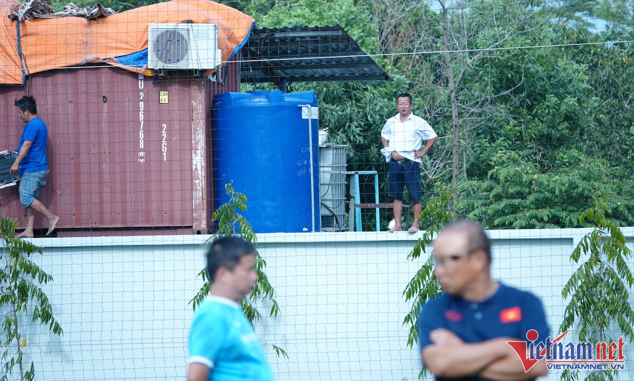 Một số CĐV nhà gần sân tập của tuyển Việt Nam theo dõi thầy trò HLV Park Hang Seo tập luyện