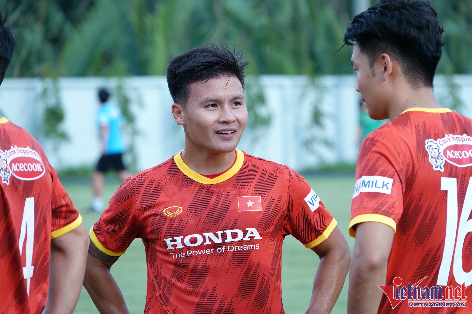 Tiền vệ này tranh thủ hỏi thăm người đồng đội cùng trang lứa khoác áo đội bóng cũ Hà Nội FC là Thành Chung.