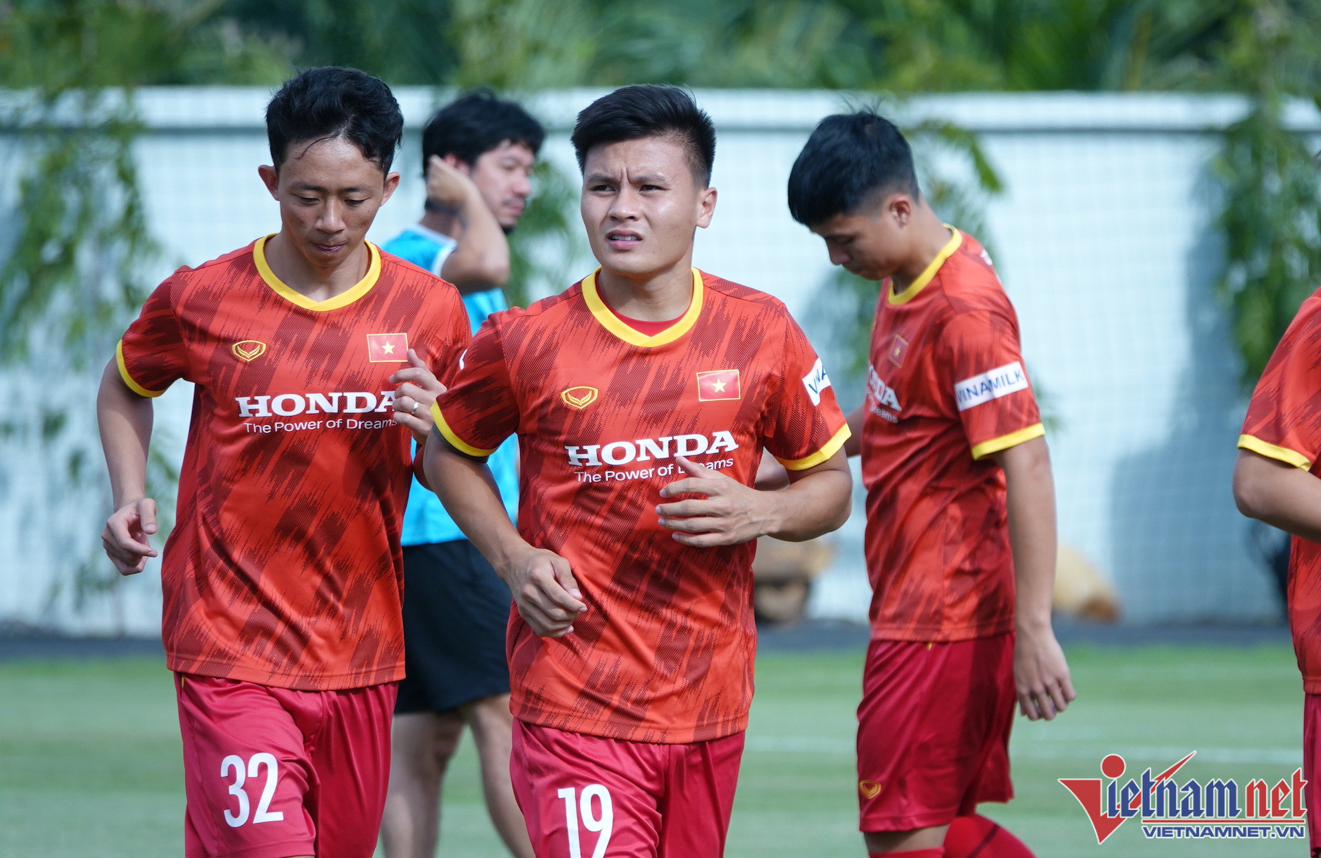 Sau khi từ Pháp trở về TP.HCM hội quân cùng tuyển Việt Nam vào tối 19/9, Quang Hải xỏ giầy ra sân để chuẩn bị cho giải giao hữu quốc tế Hưng Thịnh 2022.