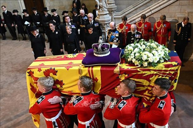 Vietnamese foreign minister attends Queen Elizabeth II’s funeral hinh anh 1