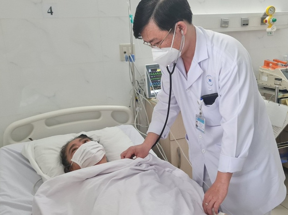 Chủ quan vì cơn đau ngực, người phụ nữ được sốc điện 30 lần mới thoát cửa tử