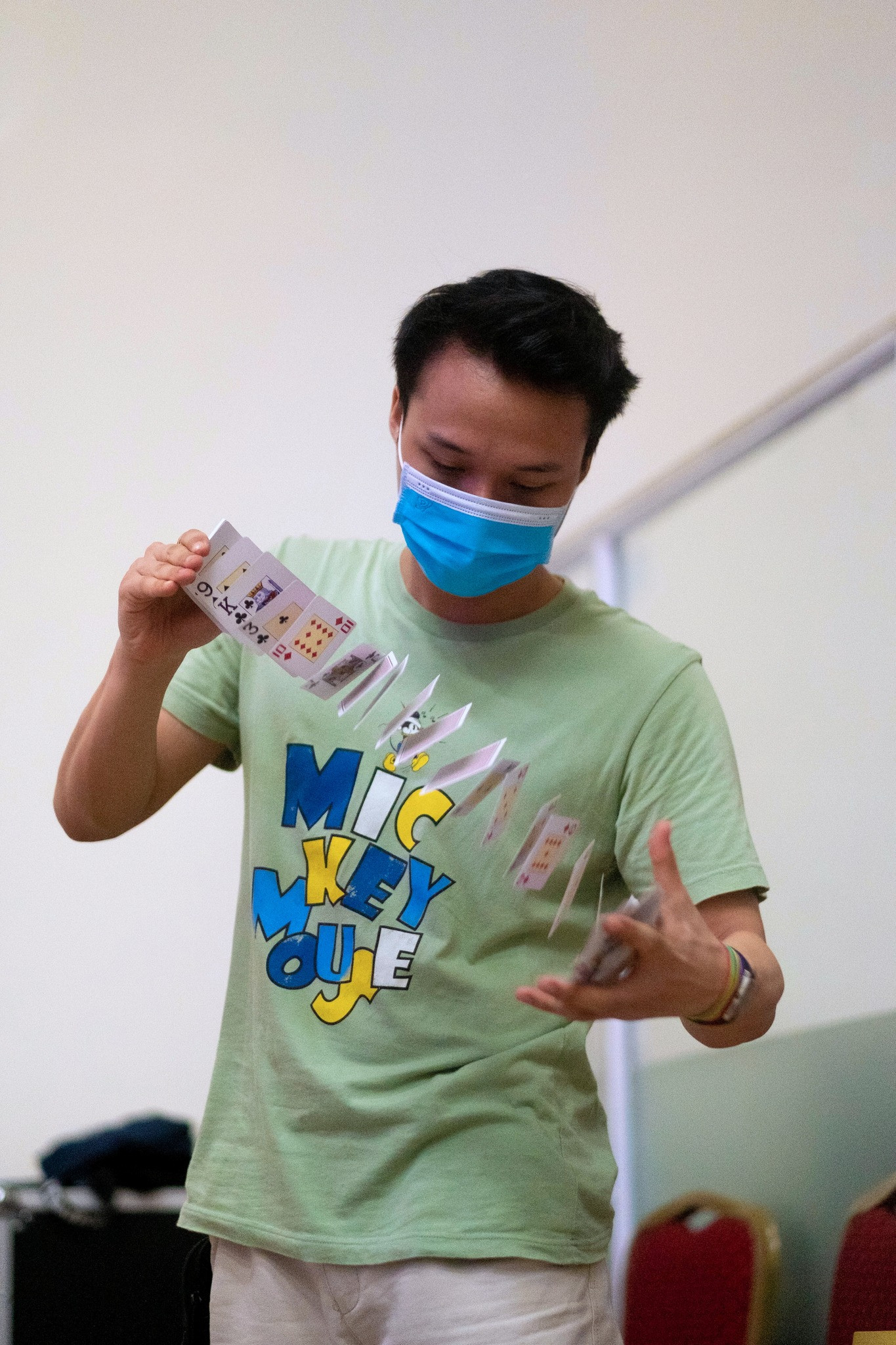 Ảo thuật gia 28 tuổi gây sốt ở phố đi bộ hồ Hoàn Kiếm