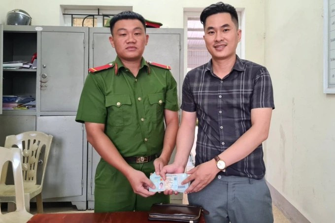 Nhặt được 80 triệu, cán bộ công an trả lại người đánh rơi