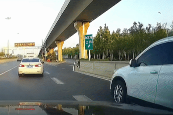 Chuyển làn bất ngờ trên cao tốc, xe BMW khiến chiếc Honda CR-V suýt lật
