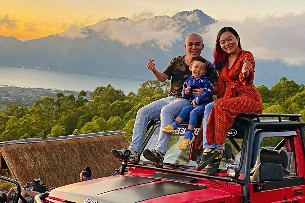 Cậu bé Hà Nội 3 tuổi theo bố mẹ đi đón 'nữ thần mặt trời' trên đỉnh núi lửa