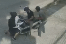 Cướp táo tợn vật ngã nữ sinh giật điện thoại ngay cổng trường ở TP.HCM