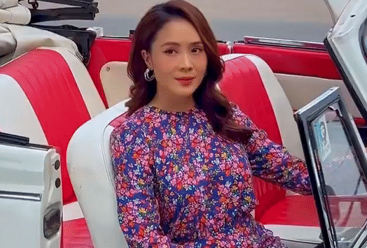 Diễn viên Hồng Diễm sang chảnh bên xe mui trần, catwalk giữa phố