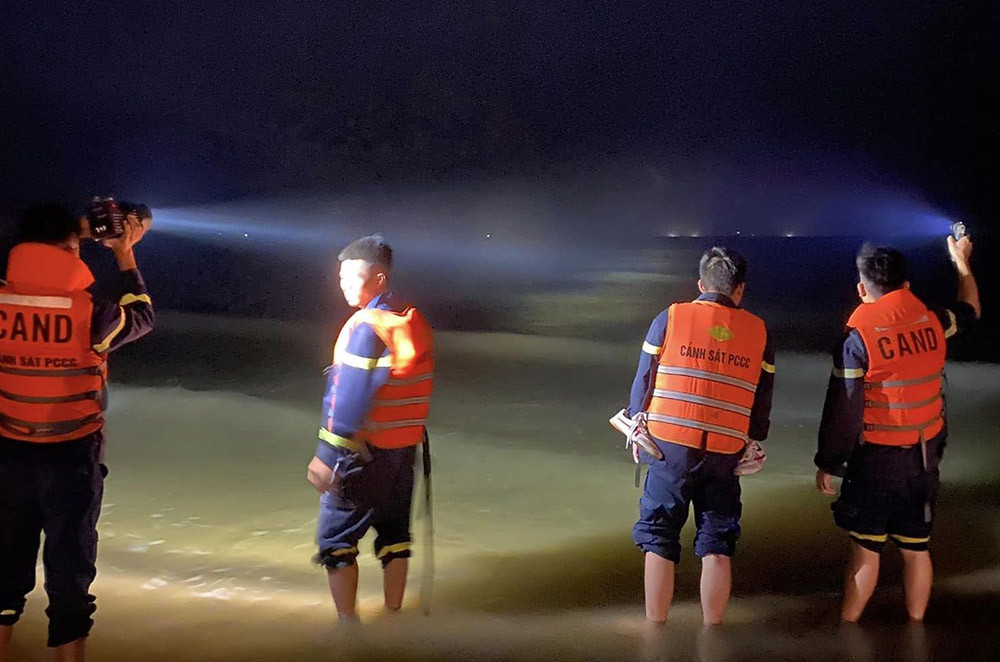 Lật thuyền thúng, 2 thanh niên mất tích trên biển Cửa Lò
