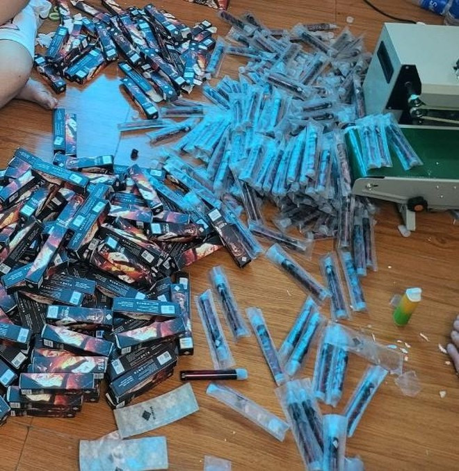 Phát hiện cơ sở nghi làm giả hàng nghìn thuốc lá điện tử - Ảnh 2.