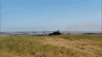 Xe tăng T-72 của Nga đứng vững dù trúng trực diện tên lửa của Ukraine