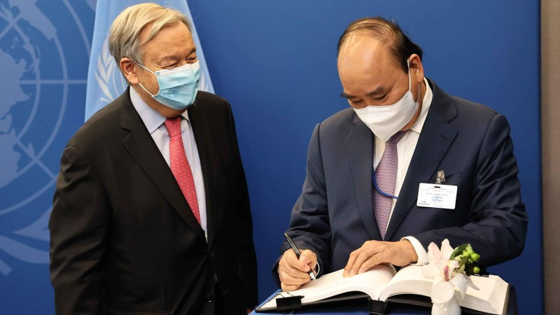 President Nguyen Xuan Phuc and the UN Secretary-General Antonio Guterres (Photo: VNA)