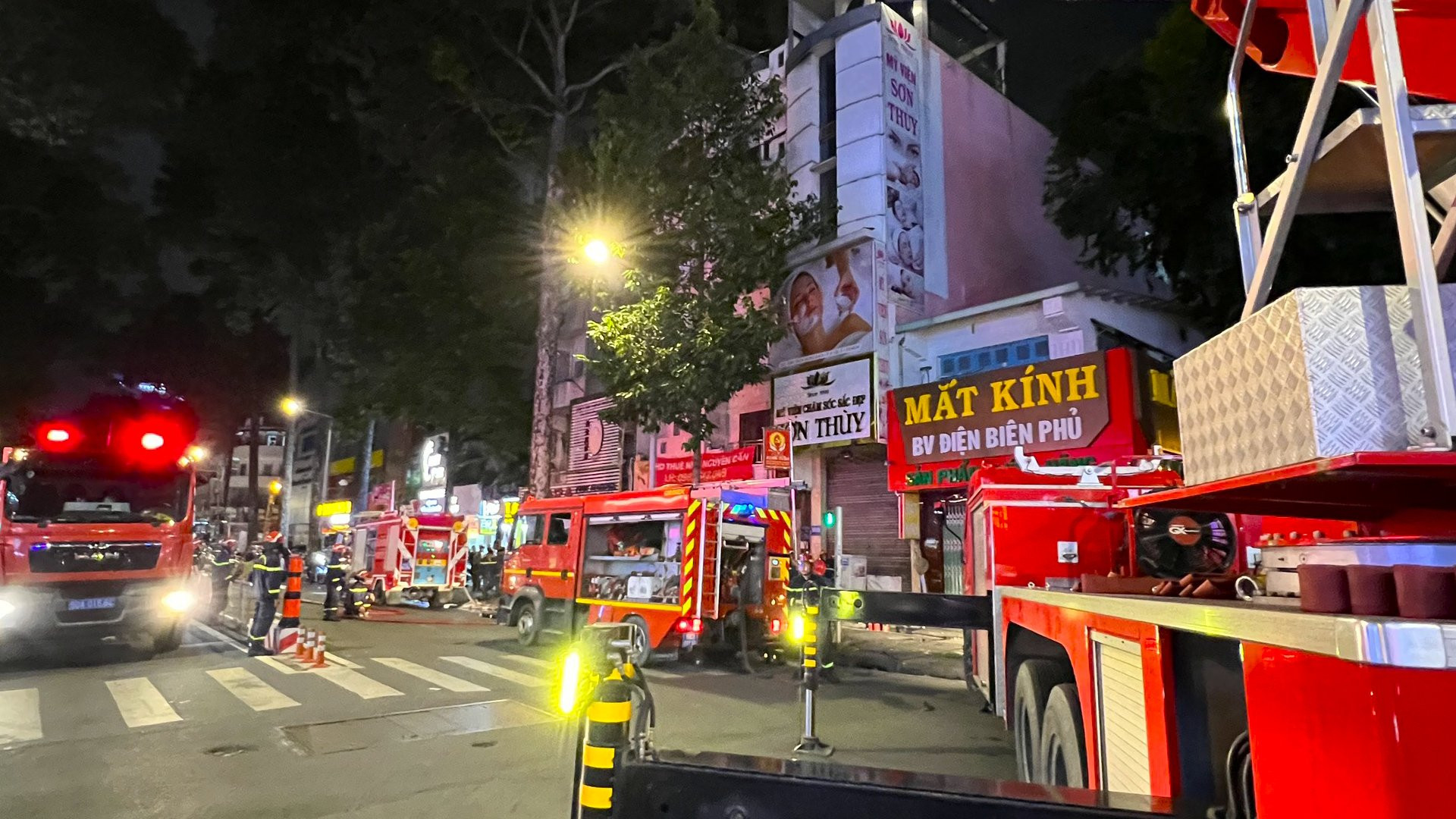 TP.HCM: Nửa đêm phá cửa cứu sống 7 người trong đám cháy thẩm mỹ viện