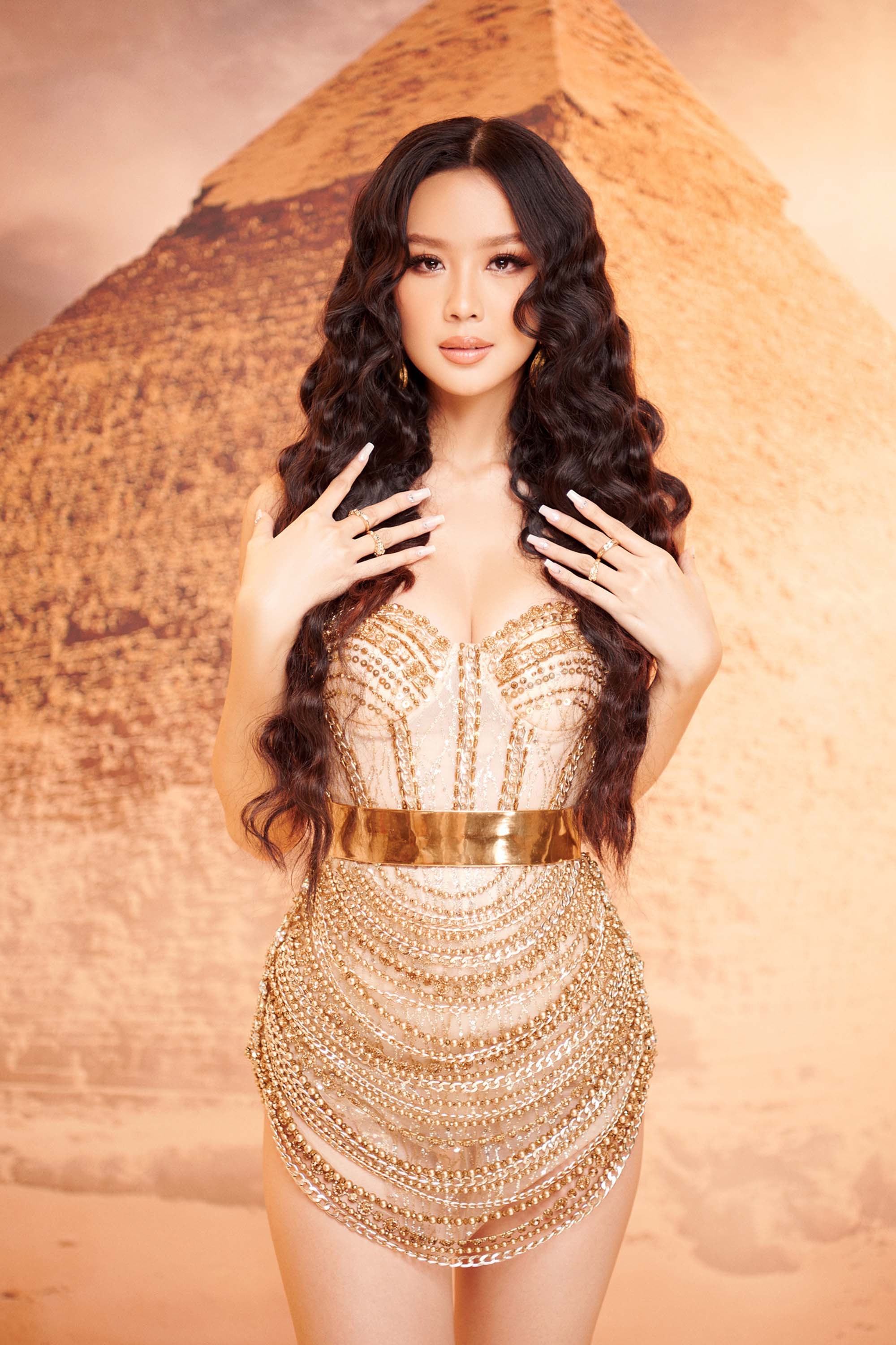Á hậu Bảo Ngọc 1m85 đọ sắc đương kim Hoa hậu Liên lục địa 2021