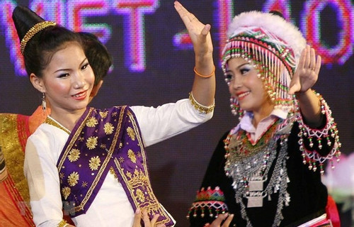 Đồng bào trình diễn trang phục dân tộc tại ngày hội văn hoá Việt - Lào