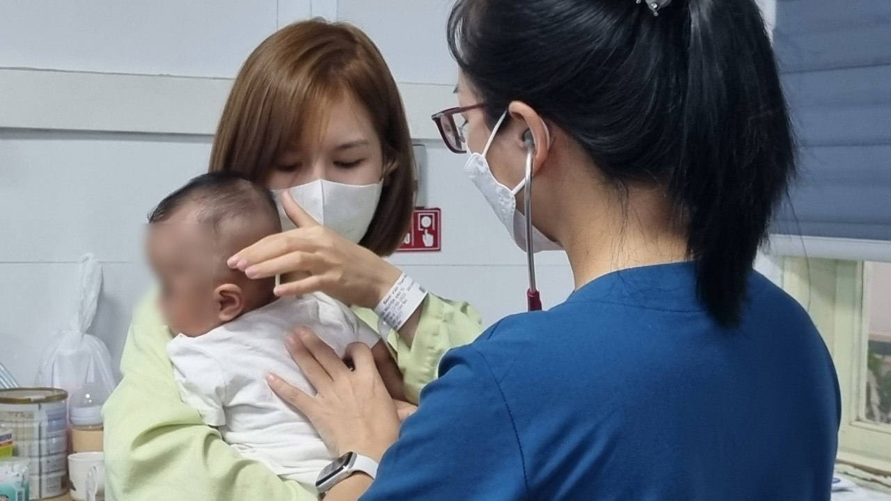 BS Vũ Thị Mai thăm khám cho bệnh nhi tại Bệnh viện Thanh Nhàn