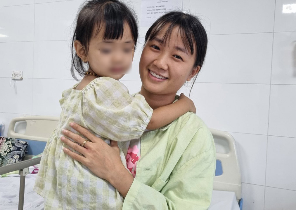 Sau 3 ngày nhập viện, con gái hạ sốt khiến chị Ngọc yên tâm hơn. Ảnh: Ngọc Trang