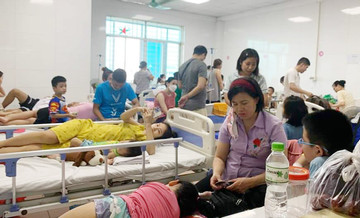 Hà Nội: Trẻ nhập viện tăng mạnh, 1 bác sĩ chăm 30 bệnh nhi