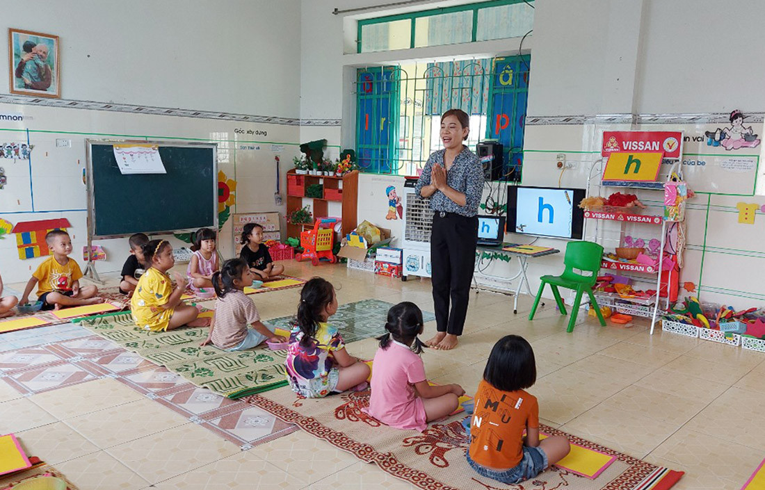 'Mỗi khi thấy tin nhắn hỏi lương của giáo viên hợp đồng, tôi lại chạnh lòng'