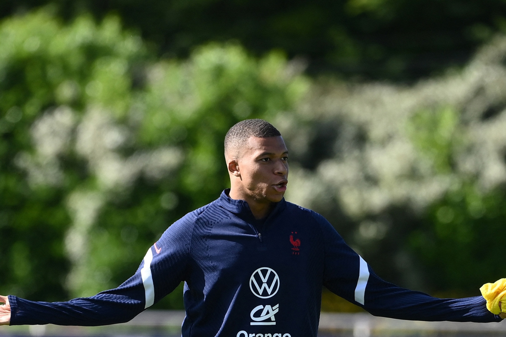 Pháp ngột ngạt vì Mbappe, Deschamps chờ Tchouameni