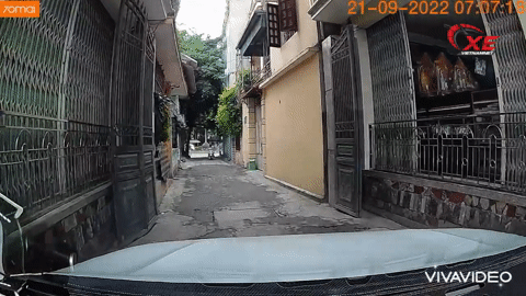 Ngõ nhỏ, ô tô vào sau quyết không nhường đường