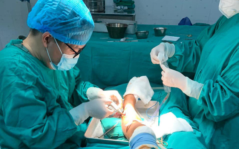 Bé trai 14 tuổi dập nát cơ cẳng chân trái vì súng tự chế