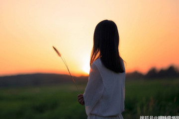 Chồng bảo đi câu cá nhưng tôi lại bắt gặp anh 'câu cá' trên bờ